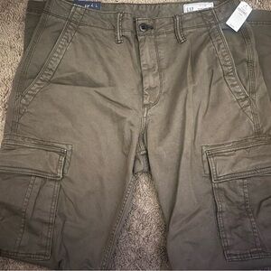BRAND NEW, gap cargo pants olive green great to style in so many fun ways!